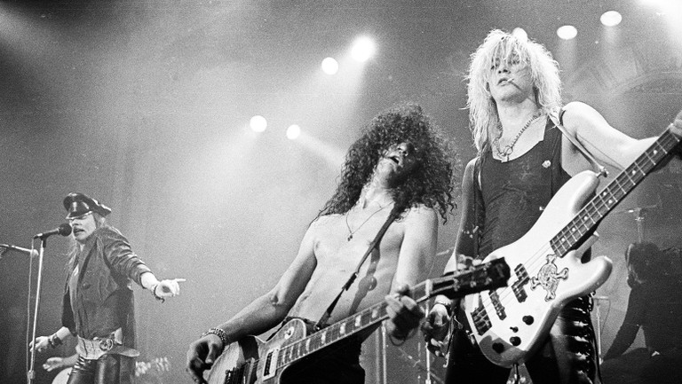 02-guns-n-roses-1988-performance-bw-billboard-1548_0-768x433